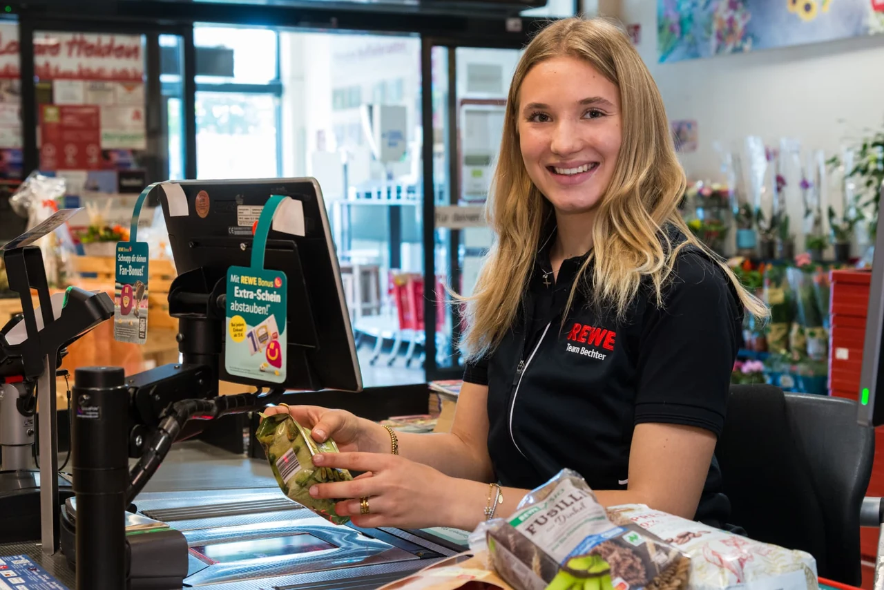 Marie-Sophie Bechter an der Kasse im REWE Markt Heimertingen