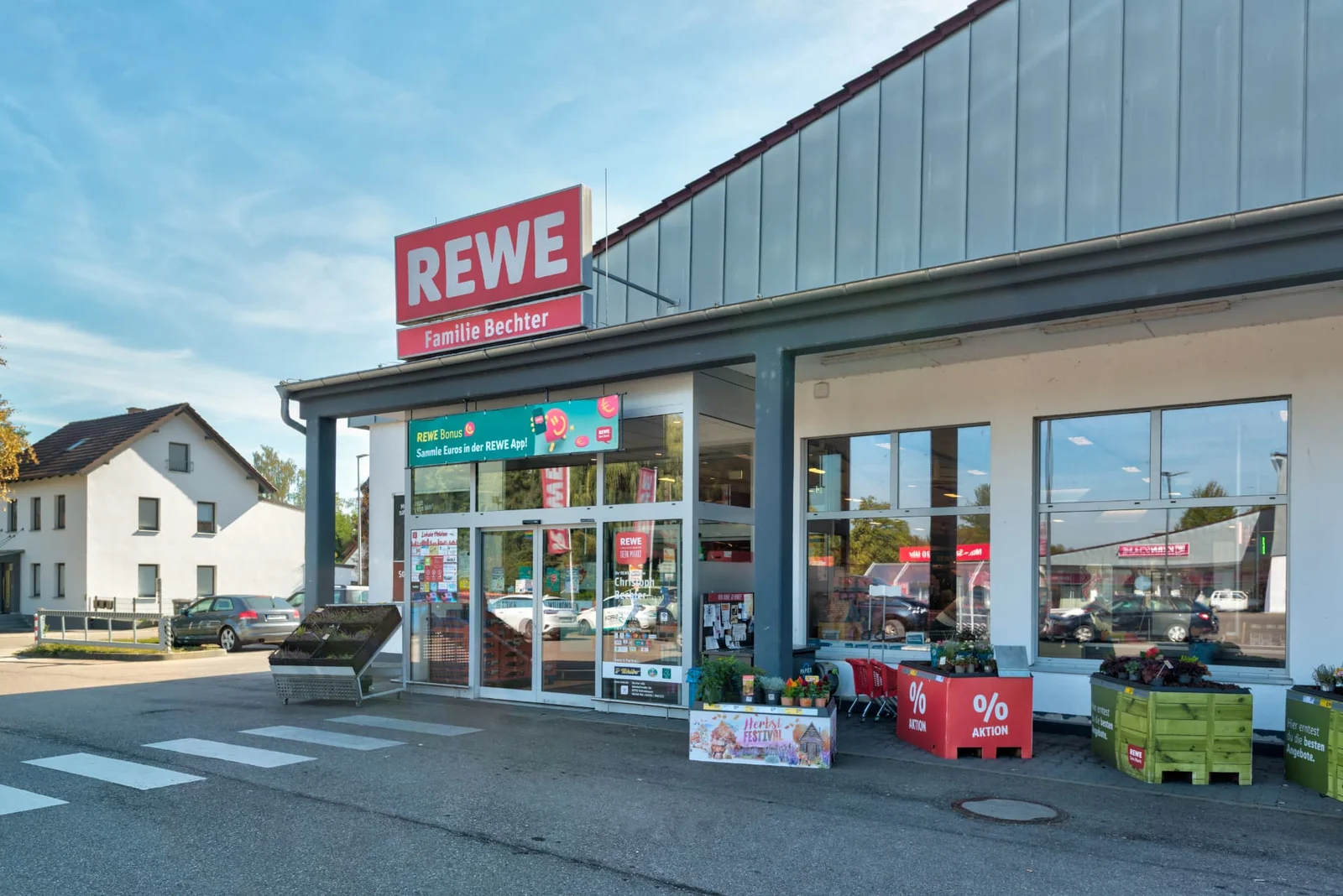 Außenansicht des REWE Bechter Marktes in Babenhausen