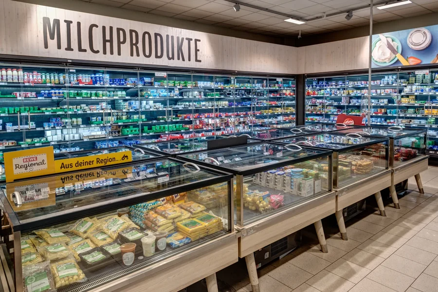 Kühlregale mit Molkereiprodukten