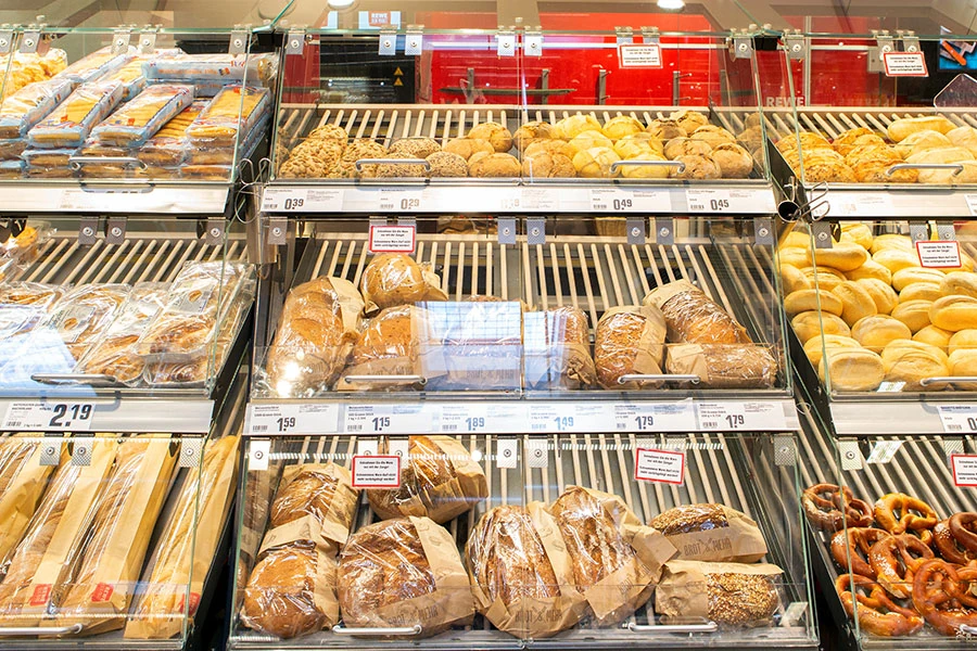 Backwaren beim Bäcker im Markt