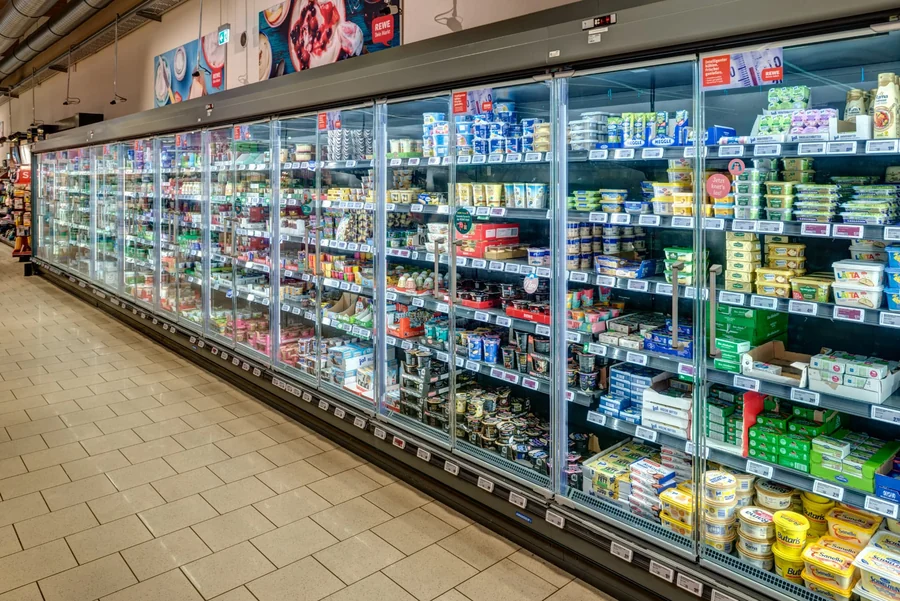Kühlregale mit Molkereiprodukten